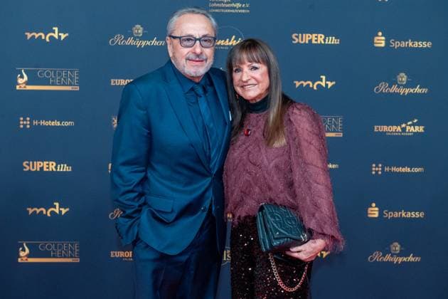 Leipzig - 30. Goldene Henne Preisverleihung in der Messe Leipzig 15.11.2024 Leipzig, Messe Im Foto: Wolfgang Stumph, Schauspieler mit Ehefrau Christine Stumph Am Freitagabend findet die Verleihung Goldene Henne 2024, gemeinsam veranstaltet von SuperIllu und MDR-Fernsehen, wieder in Leipzig statt. Deutschlands größter Publikumspreis wird dieses Jahr zum 30. Mal vergeben. Dazu eingeladen sind zahlreiche regionale, nationale und internationale Stars. Die Preisverleihung findet in der Messe Leipzig statt. Leipzig Messe Leipzig Sachsen Deutschland Copyright: xEHLxMedia Erik-HolmxLanghofx 20241115_goldene-henne-ehl-1_22