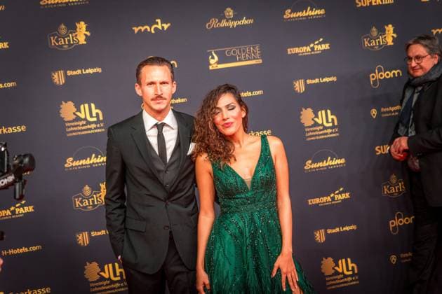 30. Verleihung der Goldenen Henne in Leipzig. Der MDR (Mitteldeutsche Rundfunk) produziert in Zusammenarbeit mit Super Illu den größten Publikumspreis in Ostddeutschland. Hier der SoKO Leipzig Schauspieler Johannes Hendrik Langer zusammen mit Kollegin Amy Mussoul Goldene Henne 2024