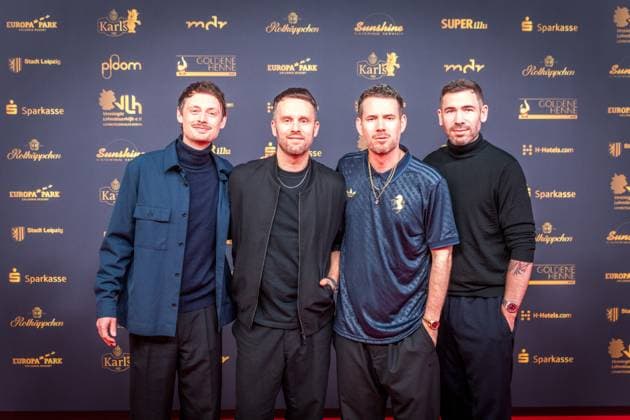 30. Verleihung der Goldenen Henne in Leipzig. Der MDR (Mitteldeutsche Rundfunk) produziert in Zusammenarbeit mit Super Illu den größten Publikumspreis in Ostddeutschland. Hier die deutsche Rockband Revolverheld (Johannes Strate Gitarre Kristoffer Hünecke Gitarre Niels Kristian Hansen Schlagzeug Jakob Sinn Keyboard Arne Straube) Goldene Henne 2024