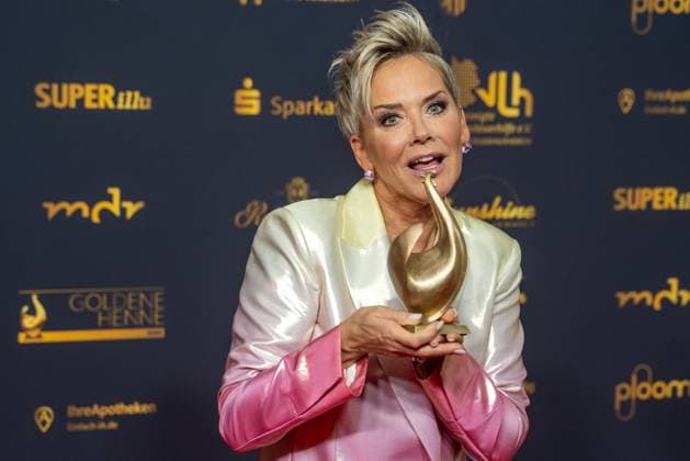 Leipzig - 30. Goldene Henne Preisverleihung in der Messe Leipzig 15.11.2024 Leipzig, Messe Im Foto: Inka Hause, Moderatorin, Gewinnerin der Goldenen Henne in der Kategorie Entertainment Am Freitagabend findet die Verleihung Goldene Henne 2024, gemeinsam veranstaltet von SuperIllu und MDR-Fernsehen, wieder in Leipzig statt. Deutschlands größter Publikumspreis wird dieses Jahr zum 30. Mal vergeben. Dazu eingeladen sind zahlreiche regionale, nationale und internationale Stars. Die Preisverleihung findet in der Messe Leipzig statt. Leipzig Messe Leipzig Sachsen Deutschland Copyright: xEHLxMedia ChrisxLässigx 20241115_inka-bause-henne_4