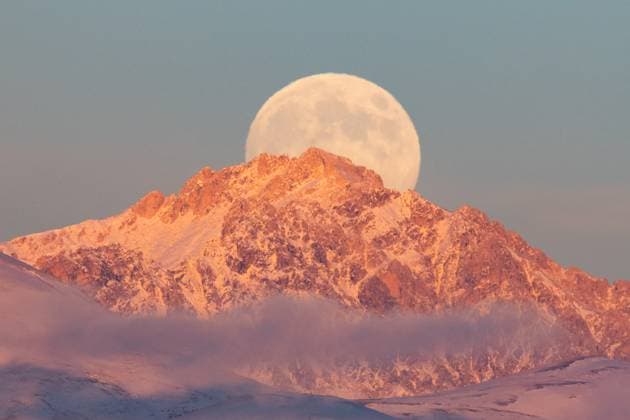 Creative Highlights World Beaver Full Moon Over Gran Sasso D™Italia Beaver full Moon rising behind Monte Prena peaks (Gran Sasso and Monti della Laga National Park) is seen from L™Aquila, Italy, on November 15th, 2024. Beaver full moon gets its name from Native American and colonial traditions, as beavers are most active this time of year, fortifying their lodges and building dams in anticipation of the cold months ahead. This particular full moon will also be a supermoon, appearing brighter and larger than usual as it is closer to Earth in its orbit. L Aquila Italy  Copyright: xLorenzoxDixColax originalFilename: dicola-beaverfu241115_nptFO.jpg
