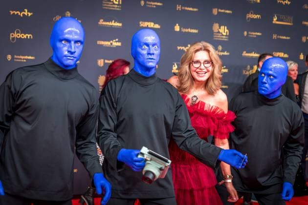 30. Verleihung der Goldenen Henne in Leipzig. Der MDR (Mitteldeutsche Rundfunk) produziert in Zusammenarbeit mit Super Illu den größten Publikumspreis in Ostddeutschland. Maren Gilzer (Glücksrad, In Aller Freundschaft) zusammen mit der Blue Men Group Goldene Henne 2024
