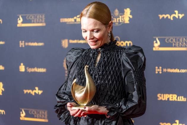 30. Verleihung der Goldenen Henne in Leipzig. Der MDR (Mitteldeutsche Rundfunk) produziert in Zusammenarbeit mit Super Illu den größten Publikumspreis in Ostddeutschland. In der Kategorie Schauspieler hat Karoline Herfurth die Goldene Henne 2024 gewonnen. Hier mit ihrem Preis. Goldene Henne 2024