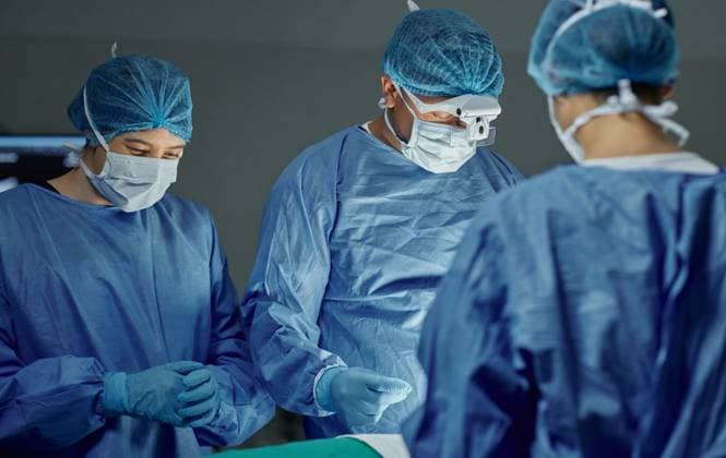 IMAGO Creative, Diversity, Pflege im Krankenhaus Teamwork, healthcare and doctors working on an operation for medical treatment in a theatre room. Collaboration, career and professional surgeons doing a surgery on a patient in a hospital or clinic model released property released Copyright: xYurixArcursx