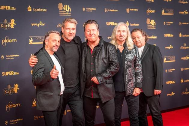30. Verleihung der Goldenen Henne in Leipzig. Der MDR (Mitteldeutsche Rundfunk) produziert in Zusammenarbeit mit Super Illu den größten Publikumspreis in Ostddeutschland. Hier die ostrock band Karat (Claudius Dreilich, Bernd Römer) Goldene Henne 2024