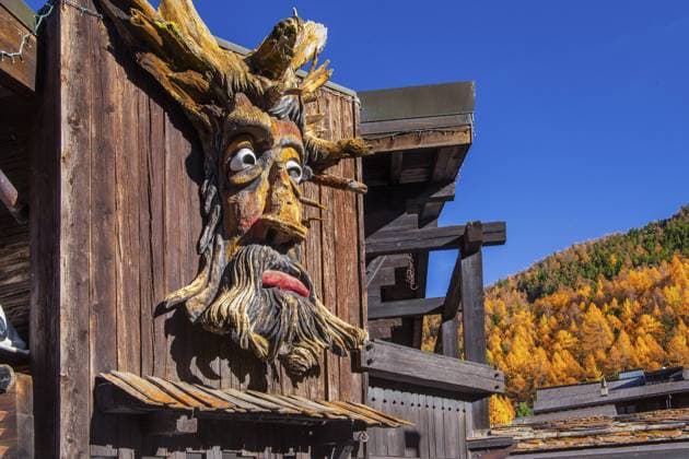 Typische Saastaler Holzmaske an Hauswand, Saas-Fee, Saastal, Wallis, Schweiz, Europa Typical Saas Valley wooden mask on a house wall, Saas-Fee, Saas Valley, Valais, Switzerland, Europe Copyright: imageBROKER GünterxGräfenhain ibxgng11761385.jpg