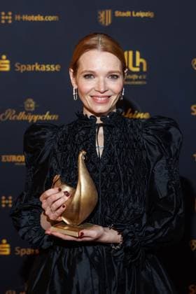 Award - 30. Goldene Henne 2024 - Carpet Karoline Herfurth auf dem roten Teppich der 30. Goldenen Henne 2024 in der Messe Leipzig am 15.11.2024. Copyright: xEventpressxKochanx