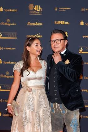 Award - 30. Goldene Henne 2024 - Carpet Eva Luginger und Stefan Mross auf dem roten Teppich der 30. Goldenen Henne 2024 in der Messe Leipzig am 15.11.2024. Copyright: xEventpressxKochanx