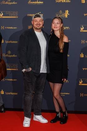 Award - 30. Goldene Henne 2024 - Carpet Georg Stengel und Alina Lalis auf dem roten Teppich der 30. Goldenen Henne 2024 in der Messe Leipzig am 15.11.2024. Copyright: xEventpressxKochanx