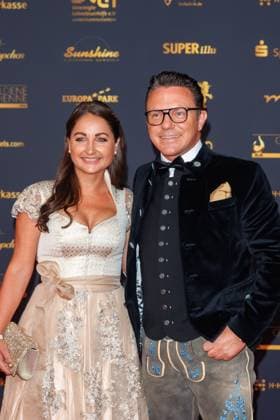 Award - 30. Goldene Henne 2024 - Carpet Eva Luginger und Stefan Mross auf dem roten Teppich der 30. Goldenen Henne 2024 in der Messe Leipzig am 15.11.2024. Copyright: xEventpressxKochanx