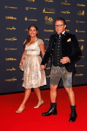 Award - 30. Goldene Henne 2024 - Carpet Eva Luginger und Stefan Mross auf dem roten Teppich der 30. Goldenen Henne 2024 in der Messe Leipzig am 15.11.2024. Copyright: xEventpressxKochanx