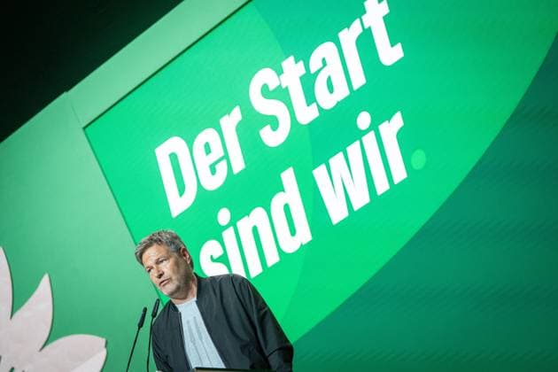 News Bilder des Tages Bündnis 90 - Die Grünen - 50. Ordentliche Bundesdelegiertenkonferenz in Wiesbaden - Bundeswirtschaftsminister und voraussichtlicher Kanzlerkandidat Robert Habeck hält seine Rede vor dem Parteitag;Bündnis 90 - Die Grünen - 50. Ordentliche Bundesdelegiertenkonferenz in Wiesbaden -, Wiesbaden Hessen Deutschland RheinMain CongressCenter RMCC *** Bündnis 90 Die Grünen 50 Ordentliche Bundesdelegiertenkonferenz in Wiesbaden Federal Minister of Economics and prospective candidate for Chancellor Robert Habeck delivers his speech to the party conference Bündnis 90 Die Grünen 50 Ordentliche Bundesdelegiertenkonferenz in Wiesbaden , Wiesbaden Hessen Germany RheinMain CongressCenter RMCC