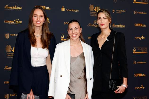Emily Bessoir, Svenja Brunckhorst und Sonja Greinacher bei der 30. Verleihung der Goldenen Henne 2024 im Studio 3 der Media City des MDR. Leipzig, 15.11.2024