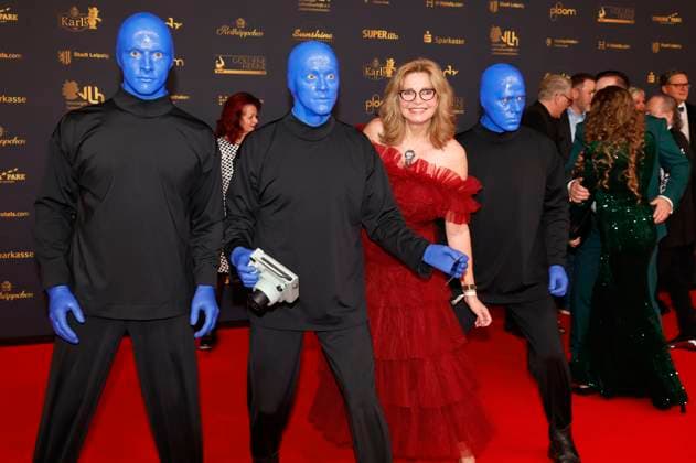 Maren Gilzer mit der Blue Man Group bei der 30. Verleihung der Goldenen Henne 2024 im Studio 3 der Media City des MDR. Leipzig, 15.11.2024