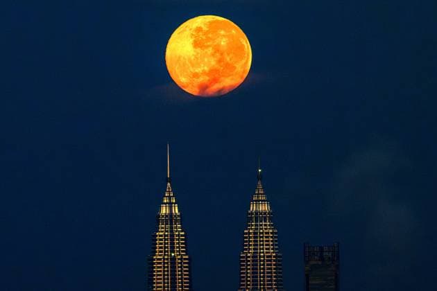 Bilder des Jahres 2024, News 11 November News Themen der Woche KW46 News Bilder des Tages The last supermoon of the year in Kuala Lumpur, Malaysia - 4 Nov 2024 The full beaver moon is seen on top of the Twin Towers in Kuala Lumpur. Sky watchers witness the fourth and final supermoon of the year before the sunrise on 16 November 2024. Kuala Lumpur Malaysia Copyright: xVivianxLox xSOPAxImagesx 241116_VivianLo_001