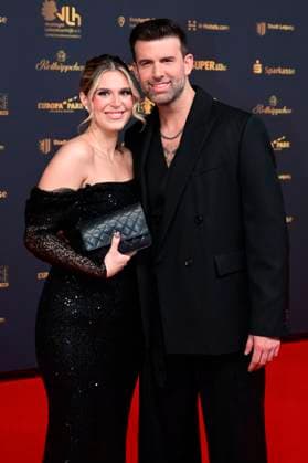 Jay Khan mit Freundin Jessie Noe Scheuermann bei der 30. Verleihung der Goldenen Henne 2024 im Studio 3 der Media City des MDR. Leipzig, 15.11.2024 *** Jay Khan with girlfriend Jessie Noe Scheuermann at the 30th Golden Hen Awards 2024 in Studio 3 of MDR Leipzigs Media City, 15 11 2024 Foto:xM.xWehnertx xFuturexImagex henne_4243