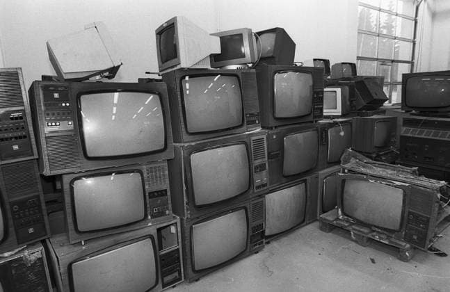 Archivbilder der Woche KW46 Elektroschrott_Recycling 02.01.1995, Chemnitz, Jagdschänkenstraße 17, Verein zur Integration psychosozial behinderter Menschen, Auf dem Gelände der Envitronic Metallrecycling GMBH zerlegen jetzt 23 Behinderte alte Elektrogeräte.Bürger aus Chemnitz können hier Elektromüll kostenlos abliefern. Eine Million läst sich die Stadt Chemnitz das Projekt kosten. *** Electrical waste recycling 02 01 1995, Chemnitz, Jagdschänkenstraße 17, Verein zur Integration psychosozial behinderter Menschen, On the premises of Envitronic Metallrecycling GMBH, 23 disabled people now dismantle old electrical appliances Citizens from Chemnitz can hand in electrical waste here free of charge The city of Chemnitz is paying one million for the project