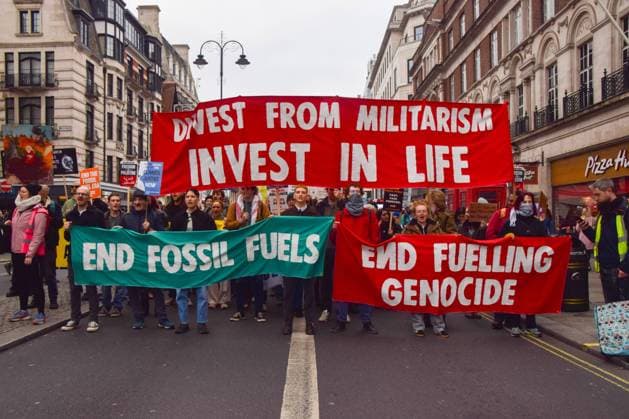 Bilder des Jahres 2024, News 11 November News Themen der Woche KW46 News Bilder des Tages November 16, 2024, London, England, UK: Protesters march in Central London demanding climate justice and an end to fossil fuels, and in solidarity with Palestine, as COP29 continues in Azerbaijan. London UK - ZUMAv130 20241116_zip_v130_008 Copyright: xVukxValcicx