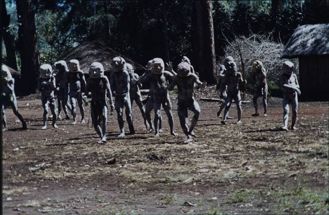 Archivbilder der Woche KW46 Neuguinea Neuguinea, 20230101, Aufnahme ca. 1970, Mann mit traditioneller Bemalung in Papua Neuguinea, mit einer Fläche von 786.000km2, die zweitgrößte Insel der Welt, mit ca. 300 Völkern *** New Guinea New Guinea, 20230101, photo ca 1970, man with traditional painting in Papua New Guinea, with an area of 786 000km2, the second largest island in the world, with about 300 peoples