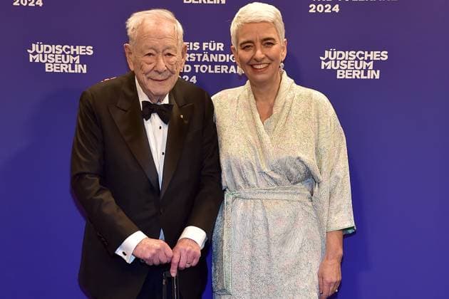 Michael Blumenthal, Hetty Berg, Direktorin des Juedischen Museums Ankunft, blauer Teppichc zur Preisverleihung fuer Verständigung und Toleranz im Jüdischen Museum in Berlin, am 16.11.2024