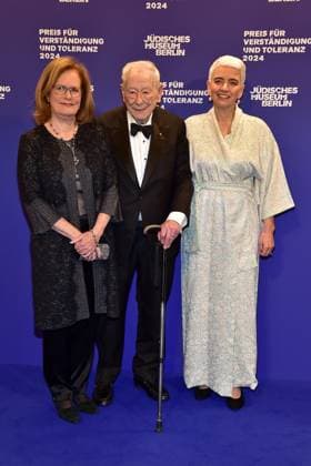 Michael Blumenthamit seiner Frau Barbara (geb. Bennett), Hetty Berg, Direktorin des Juedischen Museums Ankunft, blauer Teppichc zur Preisverleihung fuer Verständigung und Toleranz im Jüdischen Museum in Berlin, am 16.11.2024