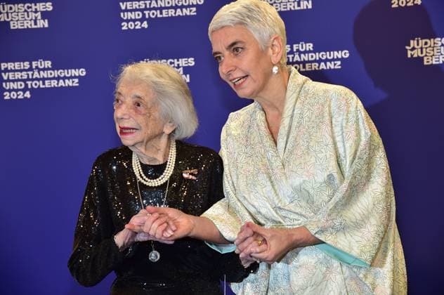 Margot Friedlaender, Hetty Berg, Direktorin des Juedischen Museums Ankunft, blauer Teppichc zur Preisverleihung fuer Verständigung und Toleranz im Jüdischen Museum in Berlin, am 16.11.2024