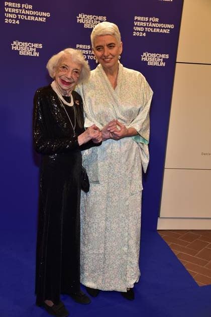 Margot Friedlaender, Hetty Berg, Direktorin des Juedischen Museums Ankunft, blauer Teppichc zur Preisverleihung fuer Verständigung und Toleranz im Jüdischen Museum in Berlin, am 16.11.2024