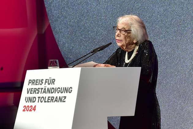 Margot Friedlaender Ankunft, blauer Teppichc zur Preisverleihung fuer Verständigung und Toleranz im Jüdischen Museum in Berlin, am 16.11.2024