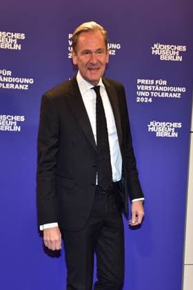 Preisverleihung fuer Verständigung und Toleranz Mathias Döpfner, VV Axel Springer Ankunft, blauer Teppich zur Preisverleihung fuer Verständigung und Toleranz im Jüdischen Museum in Berlin, am 16.11.2024
