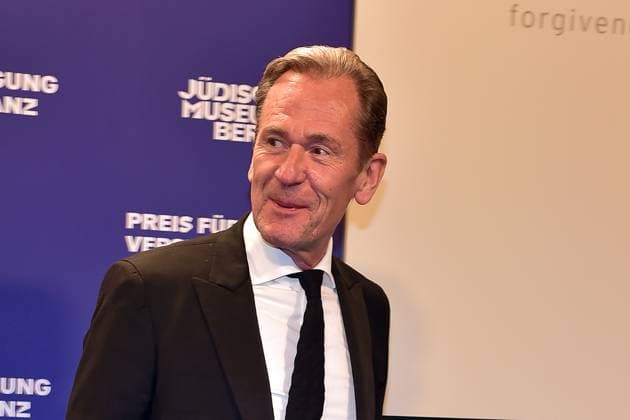 Preisverleihung fuer Verständigung und Toleranz Mathias Döpfner, VV Axel Springer Ankunft, blauer Teppichc zur Preisverleihung fuer Verständigung und Toleranz im Jüdischen Museum in Berlin, am 16.11.2024