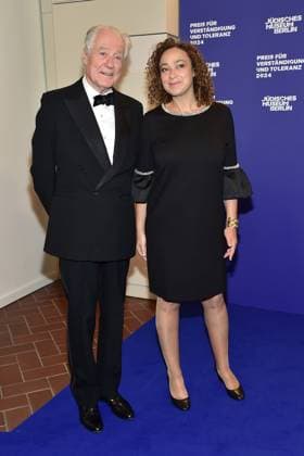 Preisverleihung fuer Verständigung und Toleranz Baron Eric de Rothschild, Delphine Horvilleur Ankunft, blauer Teppichc zur Preisverleihung fuer Verständigung und Toleranz im Jüdischen Museum in Berlin, am 16.11.2024