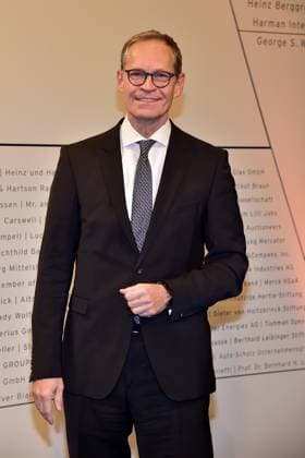 Preisverleihung fuer Verständigung und Toleranz Michael Mueller Ankunft, blauer Teppichc zur Preisverleihung fuer Verständigung und Toleranz im Jüdischen Museum in Berlin, am 16.11.2024