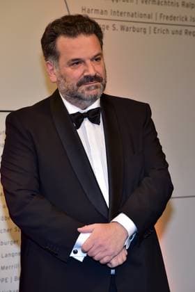 Preisverleihung fuer Verständigung und Toleranz Gideon Joffe, Ankunft, blauer Teppichc zur Preisverleihung fuer Verständigung und Toleranz im Jüdischen Museum in Berlin, am 16.11.2024