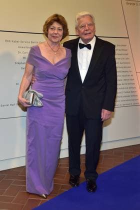 Preisverleihung fuer Verständigung und Toleranz Daniela Schadt, Joachim Gauck Ankunft, blauer Teppichc zur Preisverleihung fuer Verständigung und Toleranz im Jüdischen Museum in Berlin, am 16.11.2024