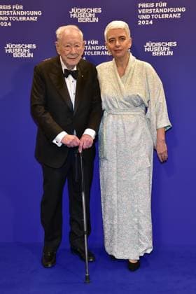 Preisverleihung fuer Verständigung und Toleranz Michael Blumenthal, Hetty Berg, Direktorin des Juedischen Museums Ankunft, blauer Teppich zur Preisverleihung fuer Verständigung und Toleranz im Jüdischen Museum in Berlin, am 16.11.2024
