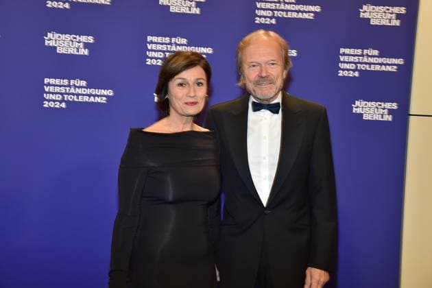 Preisverleihung fuer Verständigung und Toleranz Produzentin Sandra Maischberger mit Ehemann Jan Kerhart Ankunft, blauer Teppichc zur Preisverleihung fuer Verständigung und Toleranz im Jüdischen Museum in Berlin, am 16.11.2024