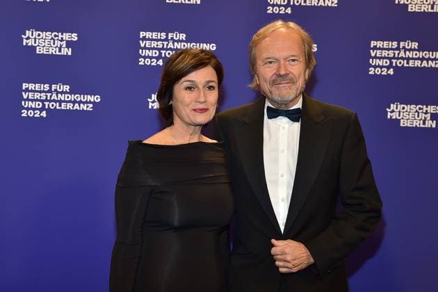Preisverleihung fuer Verständigung und Toleranz Produzentin Sandra Maischberger mit Ehemann Jan Kerhart Ankunft, blauer Teppichc zur Preisverleihung fuer Verständigung und Toleranz im Jüdischen Museum in Berlin, am 16.11.2024