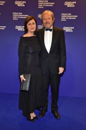 Preisverleihung fuer Verständigung und Toleranz Sandra Maischbergher mit Ehemann Jan Kerhart Ankunft, blauer Teppichc zur Preisverleihung fuer Verständigung und Toleranz im Jüdischen Museum in Berlin, am 16.11.2024