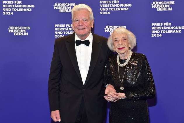 News Bilder des Tages Preisverleihung fuer Verständigung und Toleranz Margot Friedlaender mit Joachim Gauck Ankunft, blauer Teppichc zur Preisverleihung fuer Verständigung und Toleranz im Jüdischen Museum in Berlin, am 16.11.2024