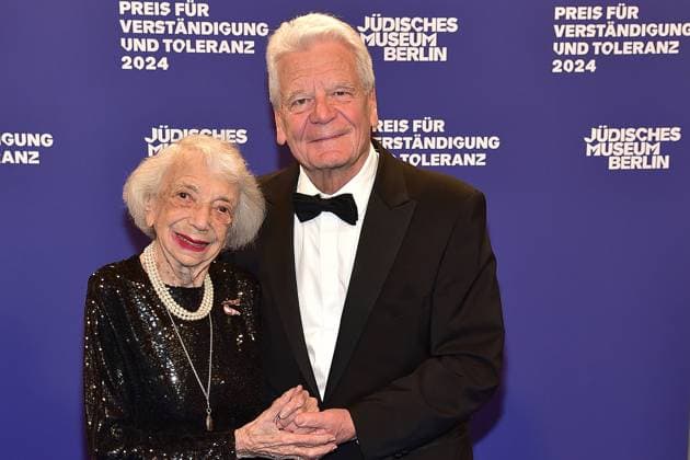 Preisverleihung fuer Verständigung und Toleranz Margot Friedlaender mit Joachim Gauck Ankunft, blauer Teppichc zur Preisverleihung fuer Verständigung und Toleranz im Jüdischen Museum in Berlin, am 16.11.2024