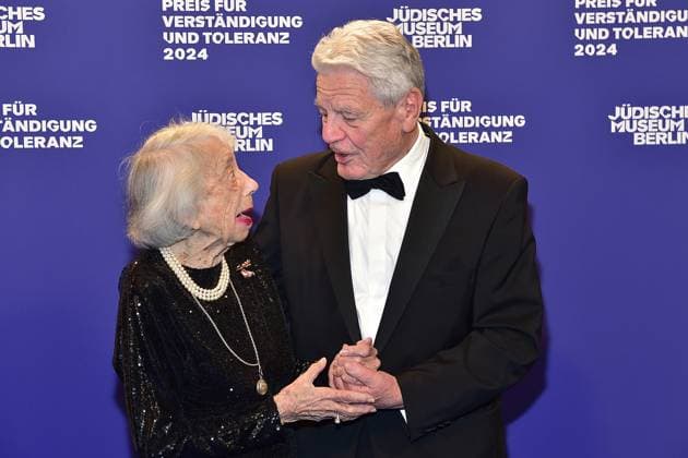 Preisverleihung fuer Verständigung und Toleranz Margot Friedlaender mit Joachim Gauck Ankunft, blauer Teppichc zur Preisverleihung fuer Verständigung und Toleranz im Jüdischen Museum in Berlin, am 16.11.2024