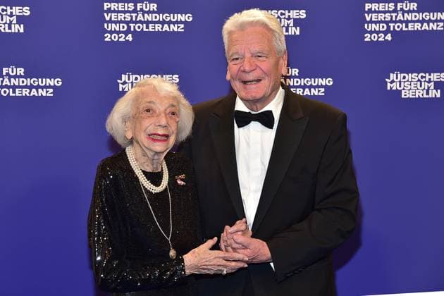 Preisverleihung fuer Verständigung und Toleranz Margot Friedlaender mit Joachim Gauck Ankunft, blauer Teppichc zur Preisverleihung fuer Verständigung und Toleranz im Jüdischen Museum in Berlin, am 16.11.2024
