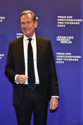 Preisverleihung fuer Verständigung und Toleranz Mathias Döpfner, VV Axel Springer Ankunft, blauer Teppichc zur Preisverleihung fuer Verständigung und Toleranz im Jüdischen Museum in Berlin, am 16.11.2024