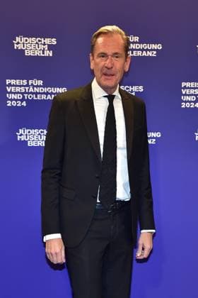Preisverleihung fuer Verständigung und Toleranz Margot FriedlaenderMathias Döpfner, VV Axel Springer Ankunft, blauer Teppichc zur Preisverleihung fuer Verständigung und Toleranz im Jüdischen Museum in Berlin, am 16.11.2024
