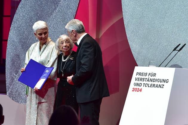 Preisverleihung fuer Verständigung und Toleranz Hetty Berg, Margot Friedlaender, Joachim Gauck Ankunft, blauer Teppichc zur Preisverleihung fuer Verständigung und Toleranz im Jüdischen Museum in Berlin, am 16.11.2024