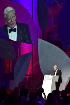 Preisverleihung fuer Verständigung und Toleranz Joachim Gauck haellt Ansprache Ankunft, blauer Teppichc zur Preisverleihung fuer Verständigung und Toleranz im Jüdischen Museum in Berlin, am 16.11.2024