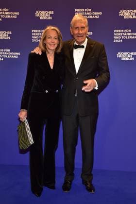 Preisverleihung fuer Verständigung und Toleranz Ulörich Wickert mit Ehefrau Julia Jaekelt Ankunft, blauer Teppichc zur Preisverleihung fuer Verständigung und Toleranz im Jüdischen Museum in Berlin, am 16.11.2024
