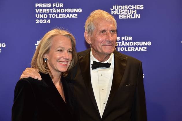 Preisverleihung fuer Verständigung und Toleranz Ulörich Wickert mit Ehefrau Julia Jaekelt Ankunft, blauer Teppichc zur Preisverleihung fuer Verständigung und Toleranz im Jüdischen Museum in Berlin, am 16.11.2024
