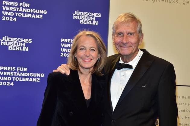 Preisverleihung fuer Verständigung und Toleranz Ulörich Wickert mit Ehefrau Julia Jaekelt Ankunft, blauer Teppichc zur Preisverleihung fuer Verständigung und Toleranz im Jüdischen Museum in Berlin, am 16.11.2024