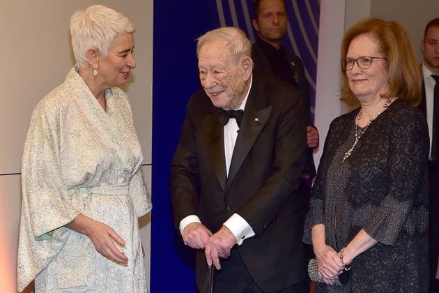 Preisverleihung fuer Verständigung und Toleranz Michael Blumenthal mit seiner Frau Barbara (geb. Bennett) Hetty Berg, Direktorin des Juedischen Museums Ankunft, blauer Teppichc zur Preisverleihung fuer Verständigung und Toleranz im Jüdischen Museum in Berlin, am 16.11.2024